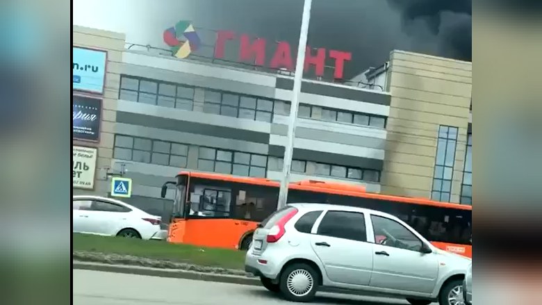 В Калининграде полыхает крупный торгово-развлекательный центр