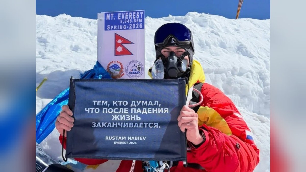 Россиянин первым в истории взошел на вершину Эвереста на одних руках