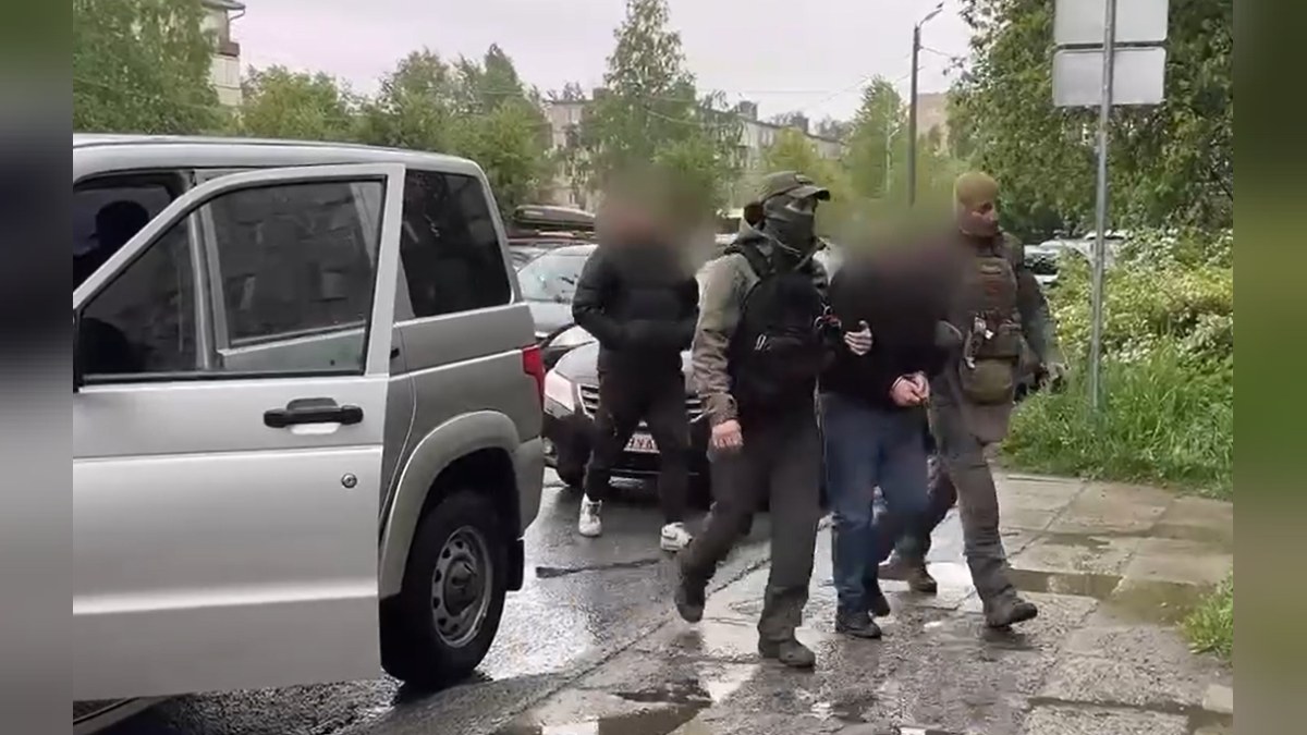В Карелии задержали подозреваемых в мошенничестве в отношении участника СВО
