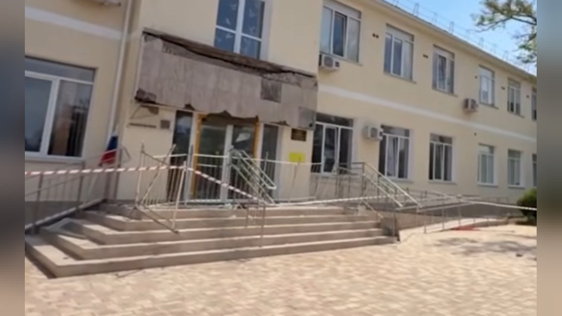 В Севастополе обрушился балкон в школе, пострадали девять подростков