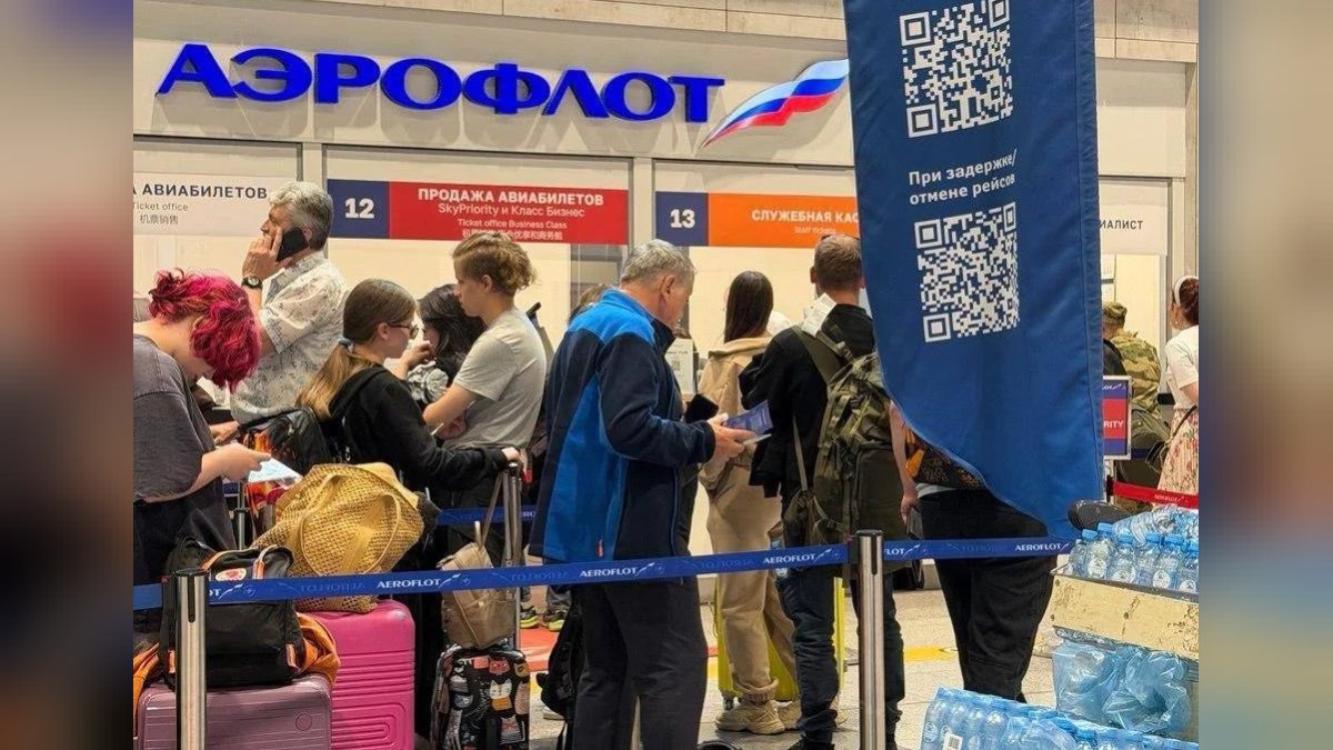 Коллапс в аэропортах Москвы: авиакомпании отменяют рейсы