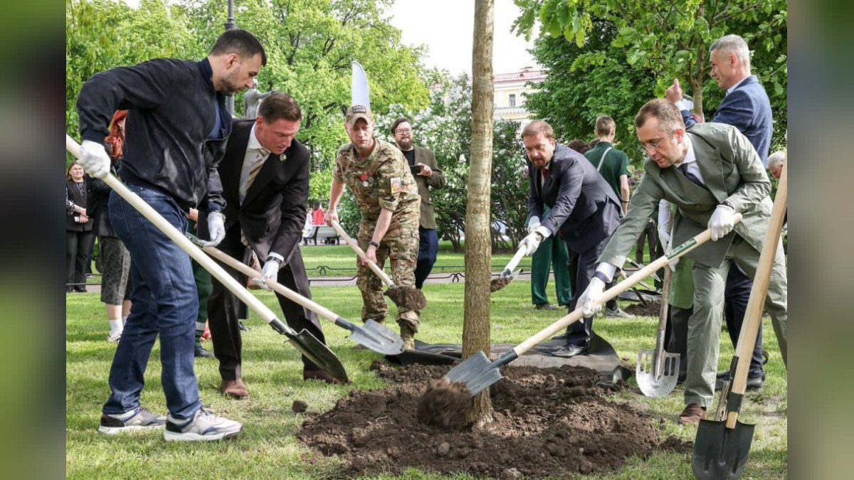 ПМЭФ-2026 начался с посадки аллеи в честь единства народов России