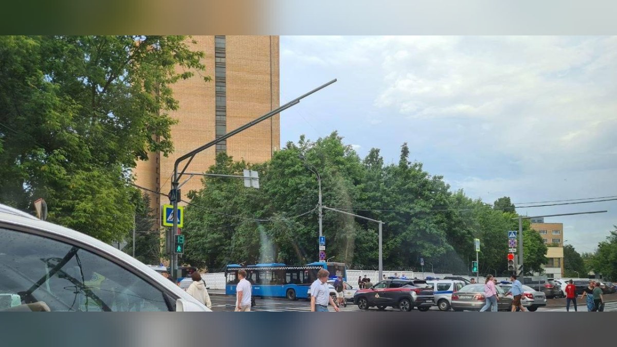 В Москве на парковке взорвался автомобиль