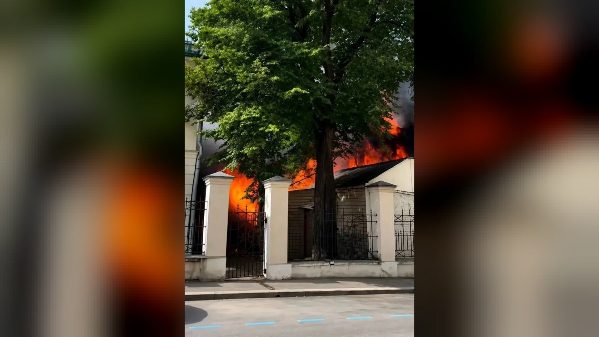 В центре Москвы горело старое здание на территории усадьбы Нарышкиных