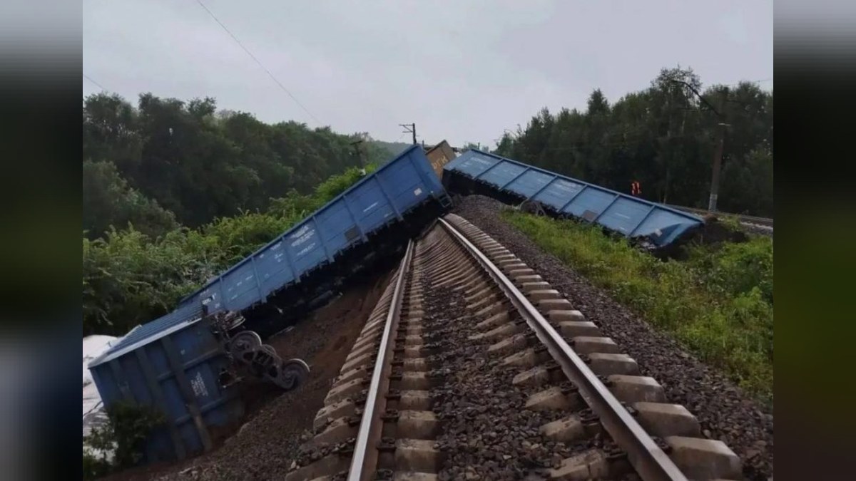 Локомотив и пять вагонов грузового поезда сошли с рельсов в Пермском крае, движение поездов приостановлено