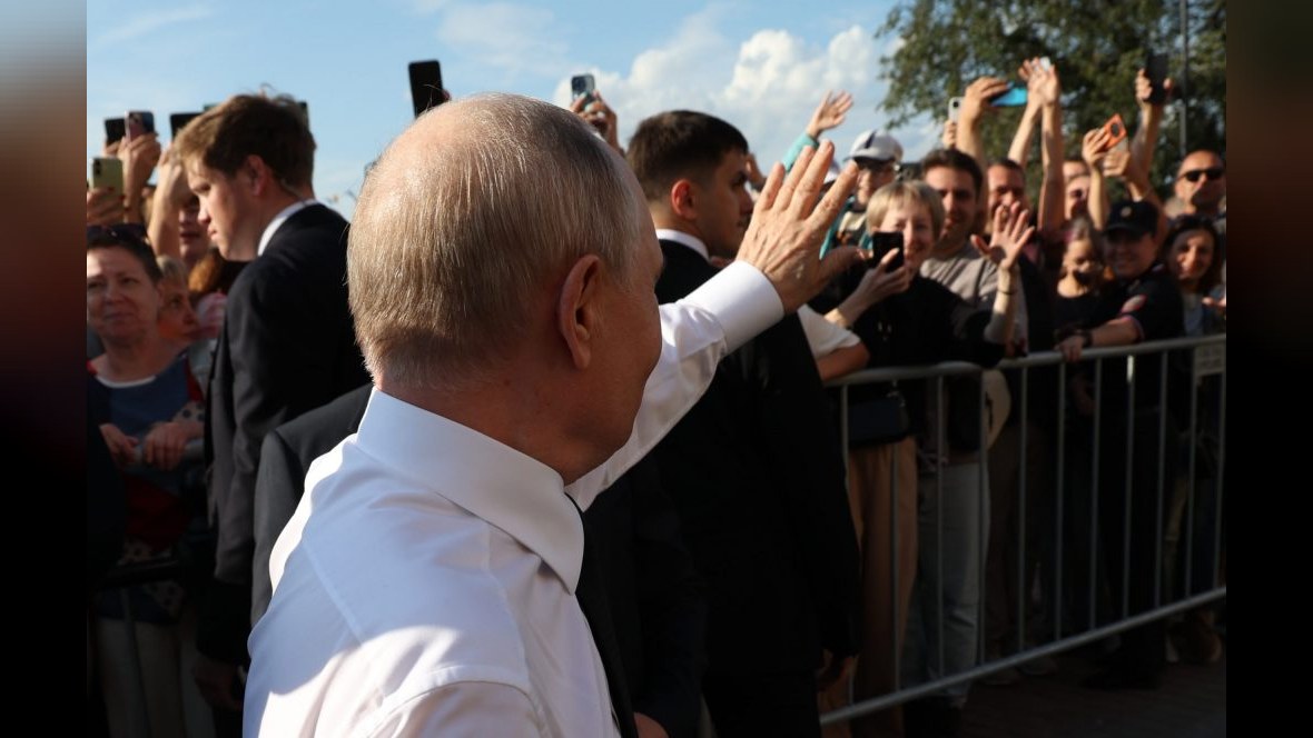 Владимир Путин после рабочей поездки вышел к жителям Петербурга и пообщался с ними
