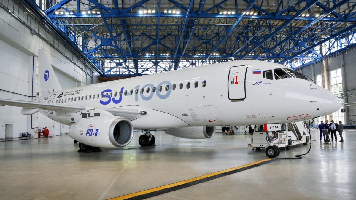 Потребность индийских авиалиний в российских самолетах SJ-100 может достигать 300 единиц