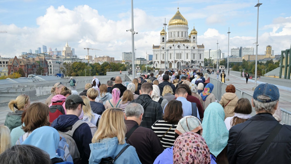 Тысячи людей пришли к Храму Христа Спасителя, чтобы поклониться мощам Святителя Спиридона Тримифунтского