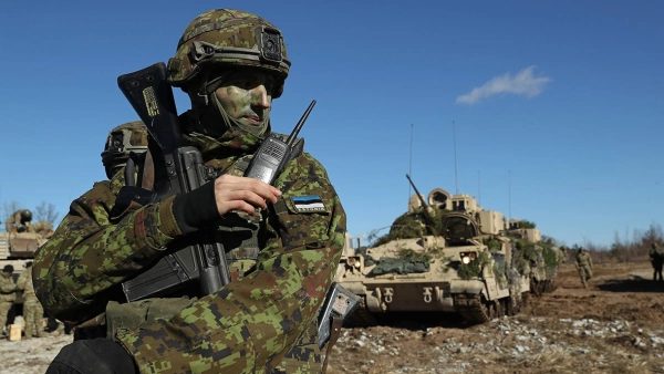 Эстония перебрасывает военные подразделения ближе к границе с Россией