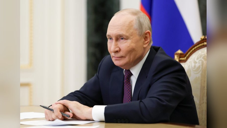 Владимир Путин вручил госнаграды учителям героев СВО